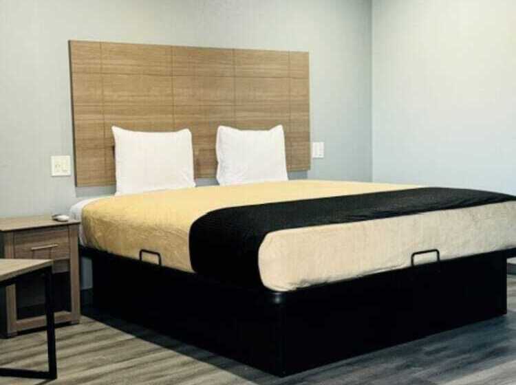 מוטל Express Inn & Suites