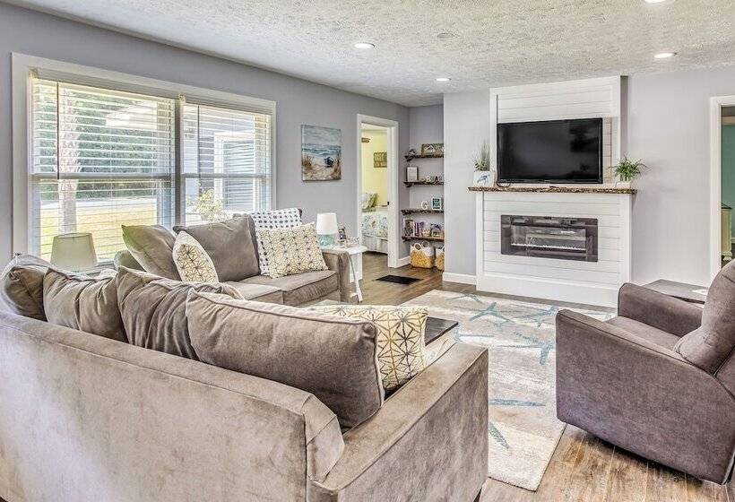 Ocean Isle Beach Home W/ Grill: 1 Mi To Beach!