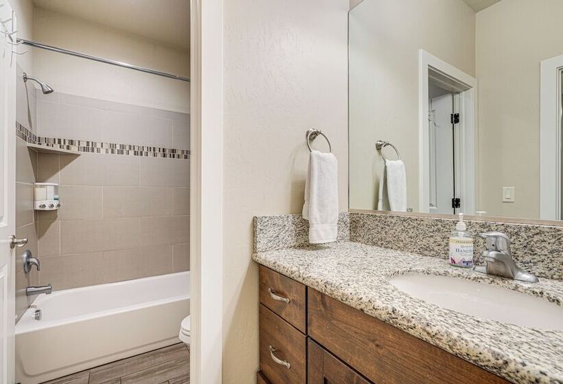 Paradise Village Oasis W/ Lazy River & Hot Tubs!