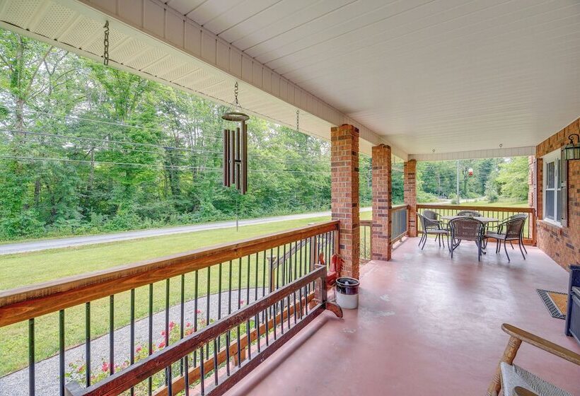 Peaceful Bluff City Retreat W/ Fire Pit & Grill