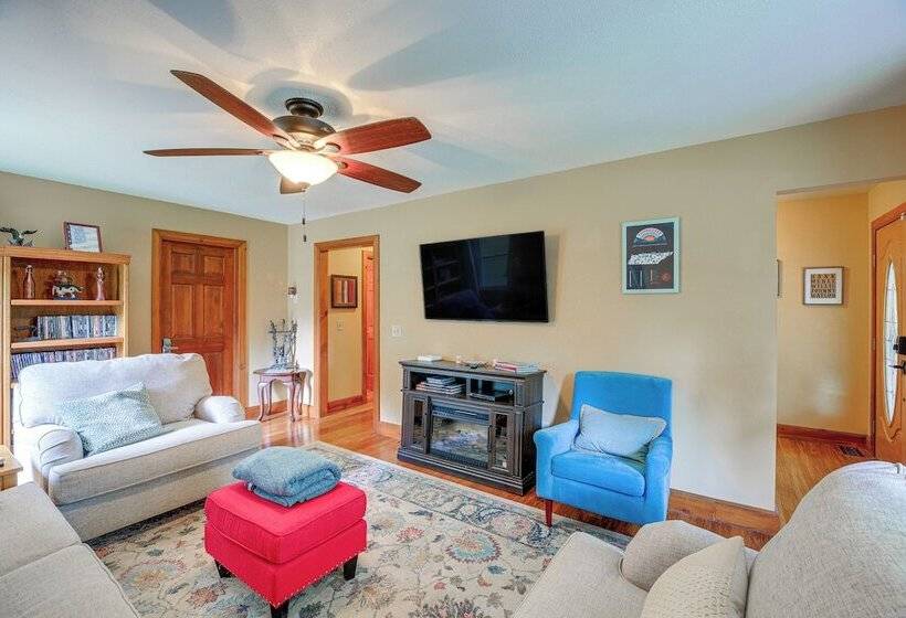 Peaceful Bluff City Retreat W/ Fire Pit & Grill