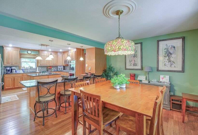 Peaceful Bluff City Retreat W/ Fire Pit & Grill