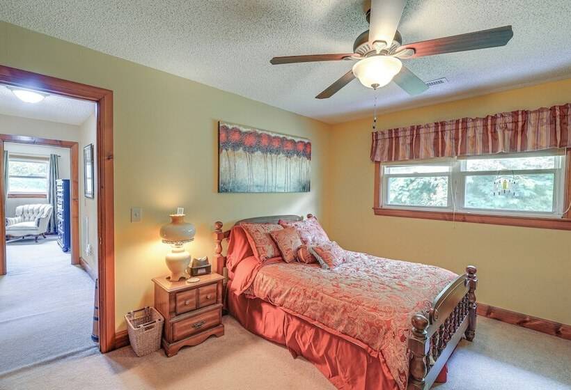 Peaceful Bluff City Retreat W/ Fire Pit & Grill