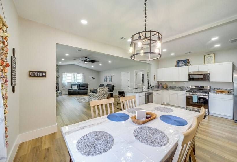 Eufaula Home   Walk To Lake Beach!