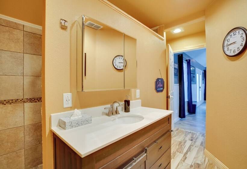 Hot Tub & Outdoor Kitchen: Ransom Canyon Paradise