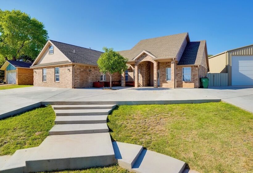 Hot Tub & Outdoor Kitchen: Ransom Canyon Paradise