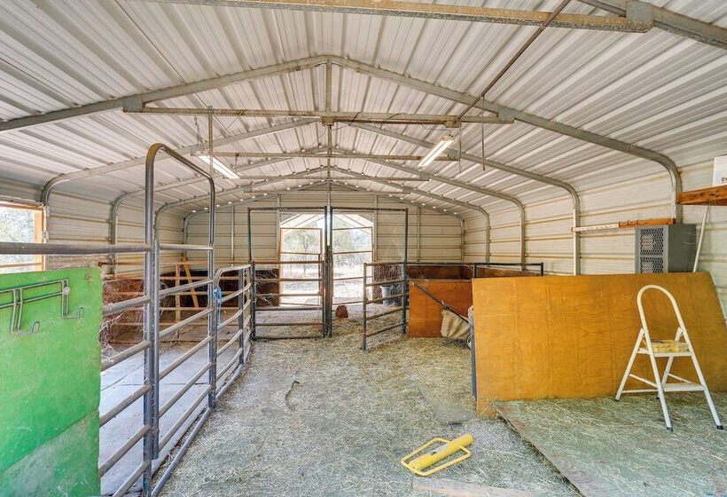 Hot Tub & Horse Boarding On 3 Acres In Redding!