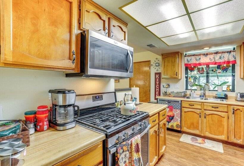 Hot Tub & Horse Boarding On 3 Acres In Redding!