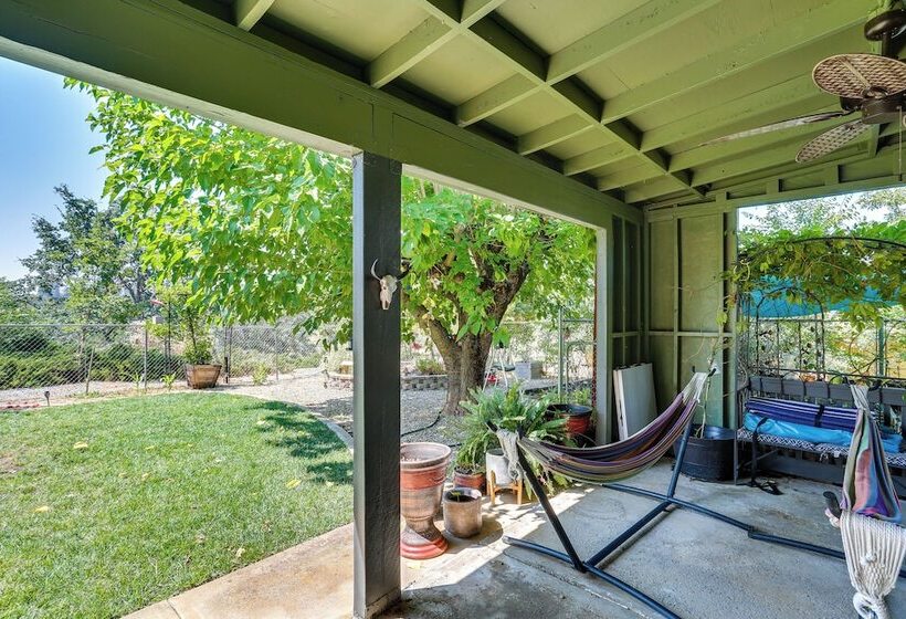 Hot Tub & Horse Boarding On 3 Acres In Redding!