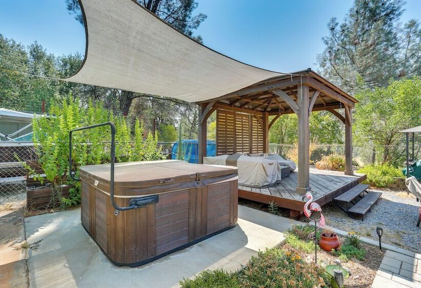 Hot Tub & Horse Boarding On 3 Acres In Redding!