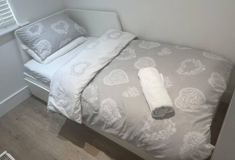 Резиденция Cozy London House With 3 Bedrooms