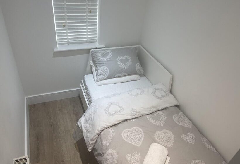 Резиденция Cozy London House With 3 Bedrooms