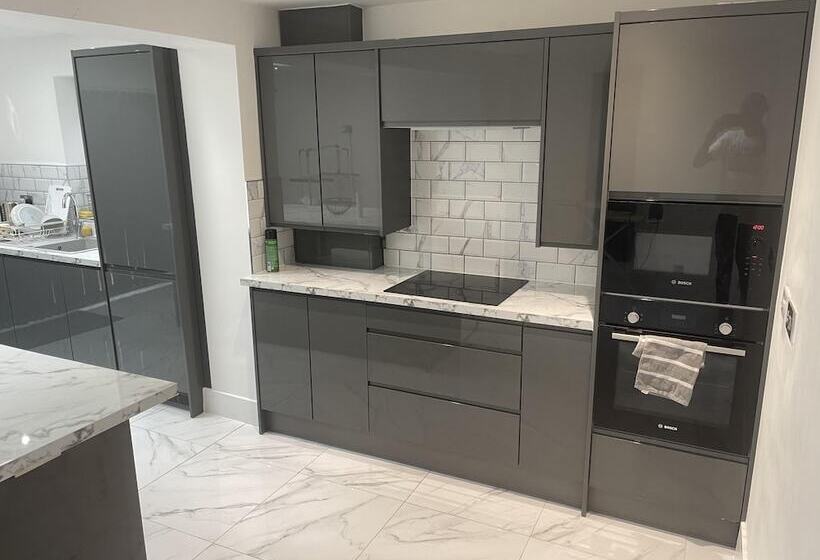 Резиденция Cozy London House With 3 Bedrooms