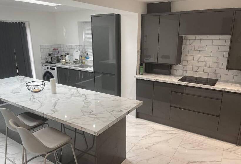 Резиденция Cozy London House With 3 Bedrooms