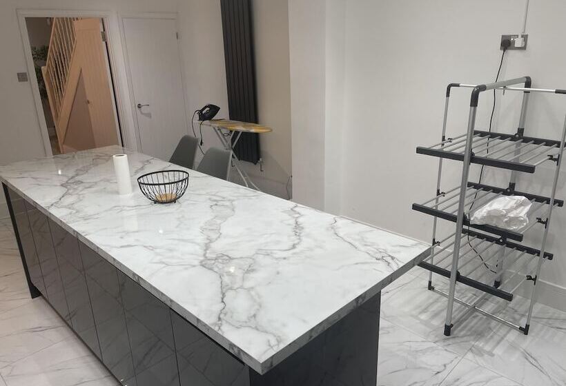 Резиденция Cozy London House With 3 Bedrooms