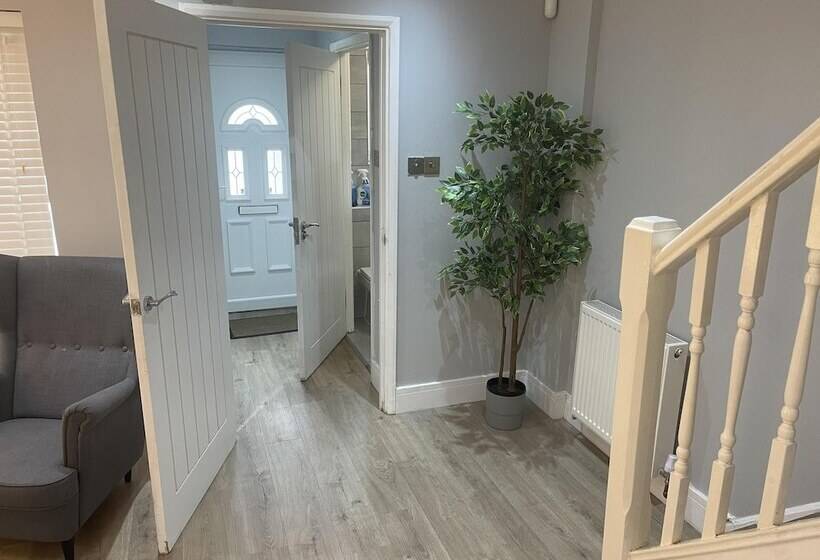 Резиденция Cozy London House With 3 Bedrooms