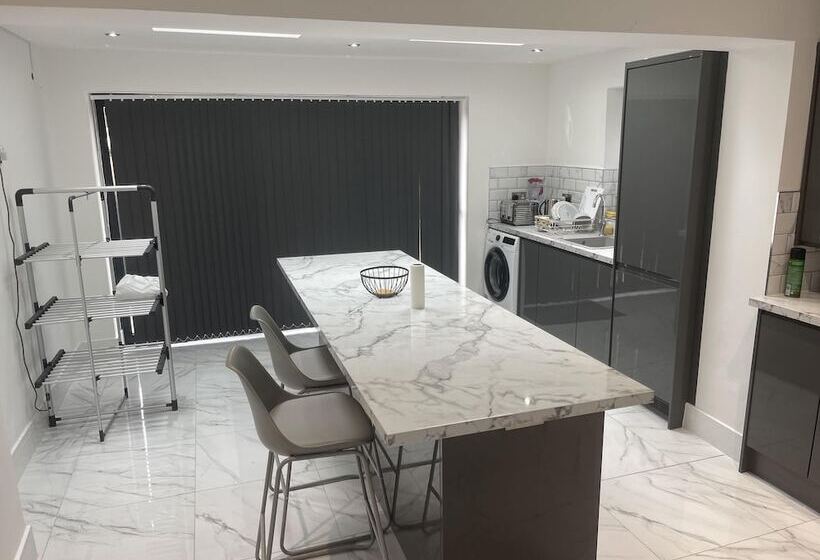 Резиденция Cozy London House With 3 Bedrooms