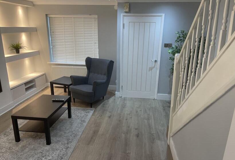 Резиденция Cozy London House With 3 Bedrooms