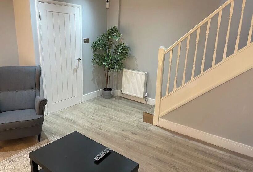 Резиденция Cozy London House With 3 Bedrooms