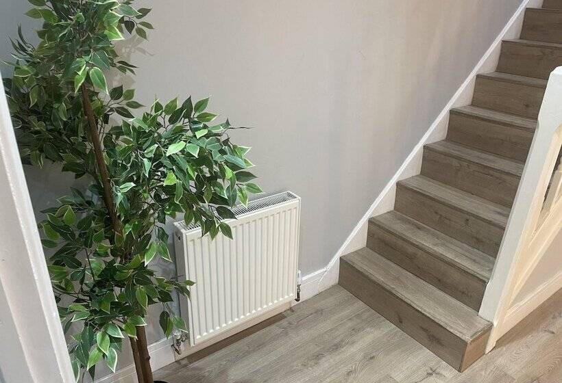 Резиденция Cozy London House With 3 Bedrooms