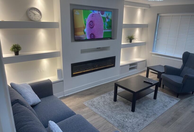 Резиденция Cozy London House With 3 Bedrooms