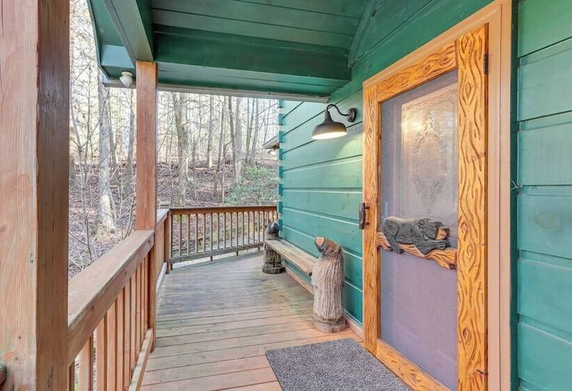 Secluded Cherry Log Cabin W/ Hot Tub + Swings!