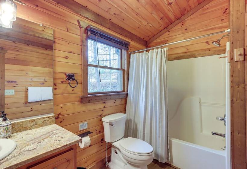Secluded Cherry Log Cabin W/ Hot Tub + Swings!
