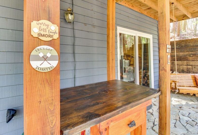 Secluded Cherry Log Cabin W/ Hot Tub + Swings!