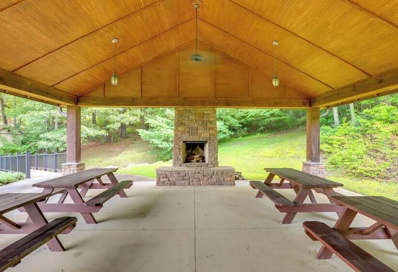 Secluded Retreat W/ Hot Tub, 10 Mi To Asheville!