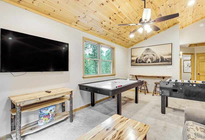 Lake Access & Hot Tub: Forest View Poconos Cabin