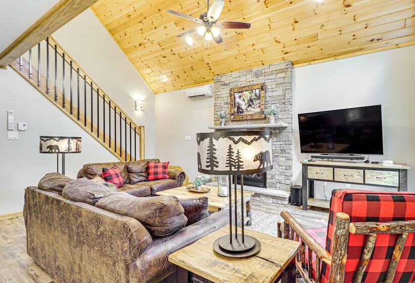 Lake Access & Hot Tub: Forest View Poconos Cabin