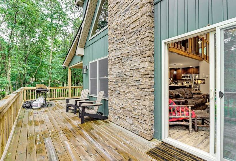Lake Access & Hot Tub: Forest View Poconos Cabin