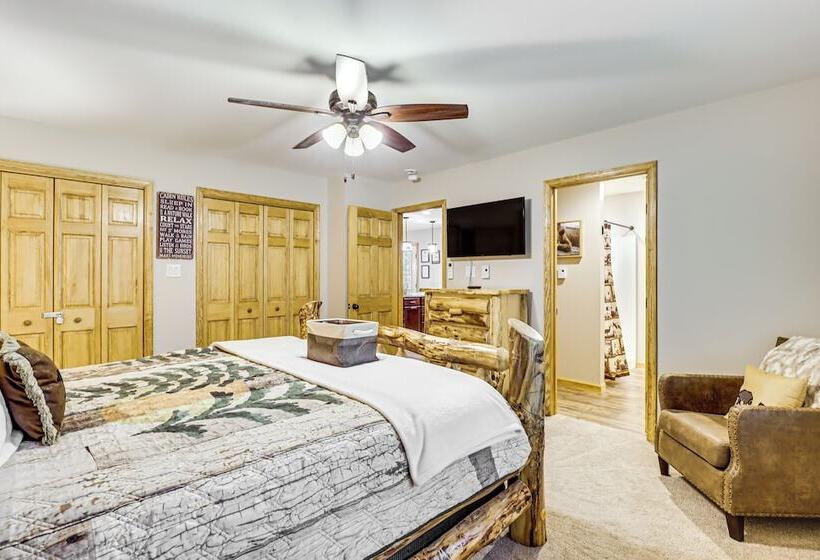 Lake Access & Hot Tub: Forest View Poconos Cabin