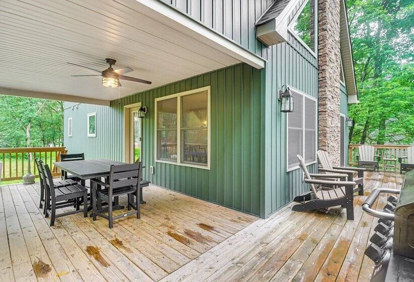 Lake Access & Hot Tub: Forest View Poconos Cabin