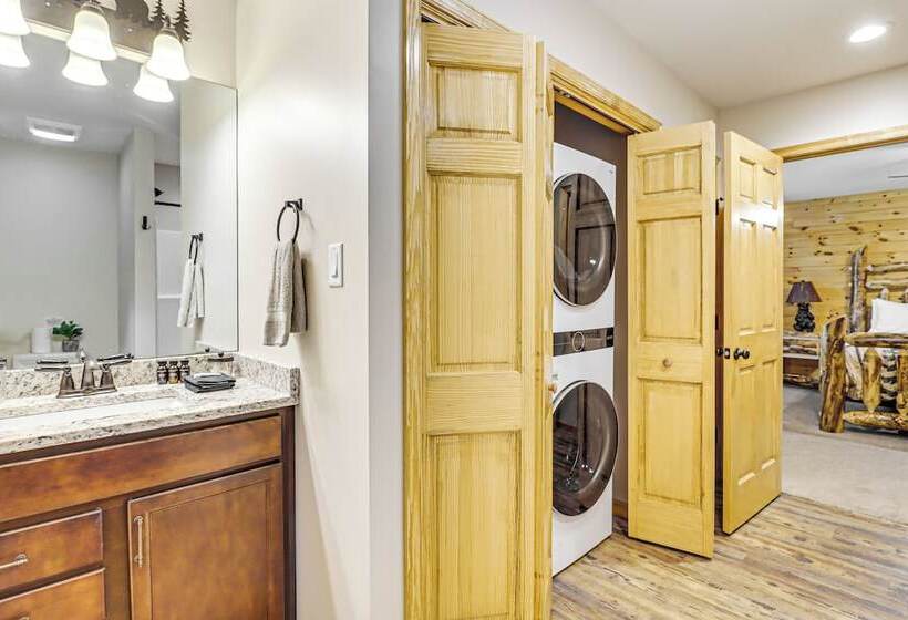 Lake Access & Hot Tub: Forest View Poconos Cabin