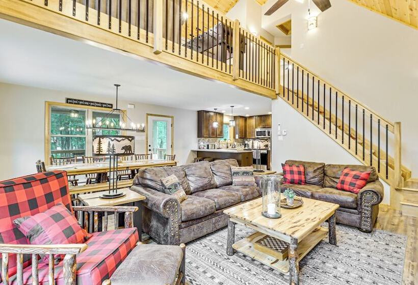 Lake Access & Hot Tub: Forest View Poconos Cabin