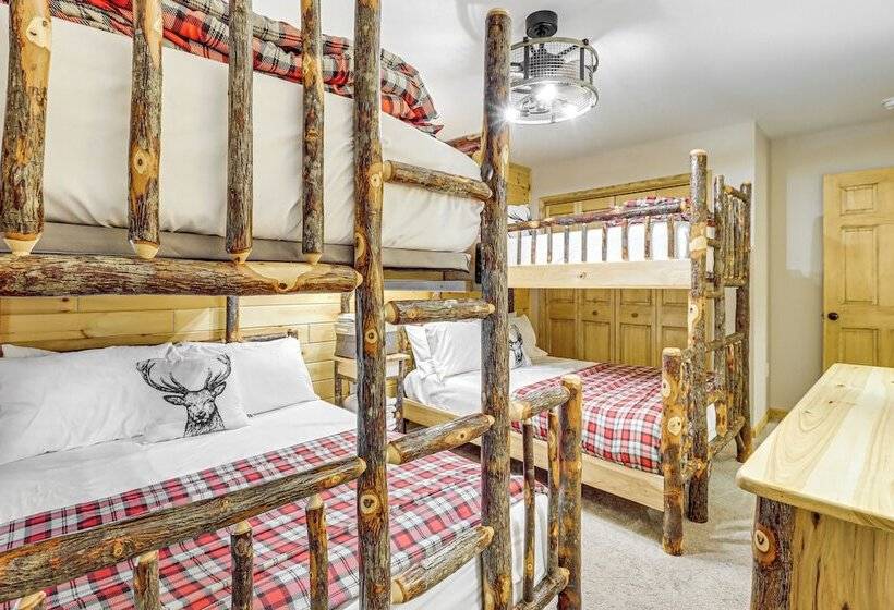 Lake Access & Hot Tub: Forest View Poconos Cabin