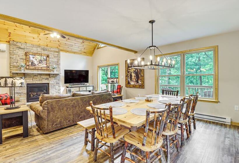 Lake Access & Hot Tub: Forest View Poconos Cabin