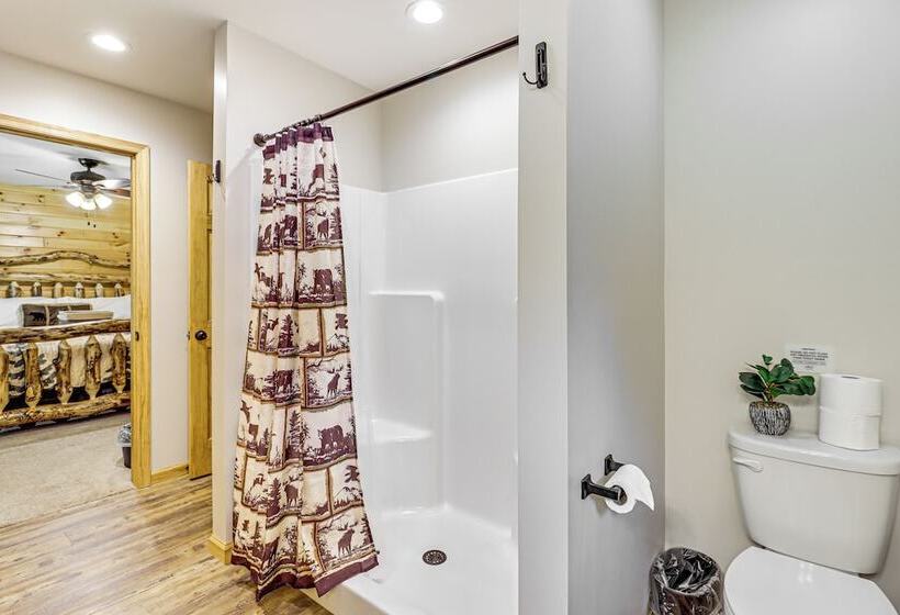 Lake Access & Hot Tub: Forest View Poconos Cabin