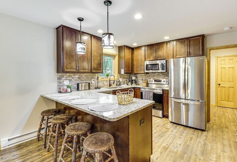 Lake Access & Hot Tub: Forest View Poconos Cabin