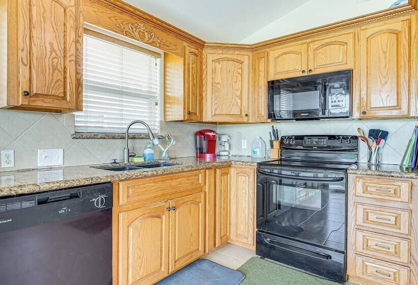 5 Mi To Beaches: Sunny Port Isabel Golf Retreat