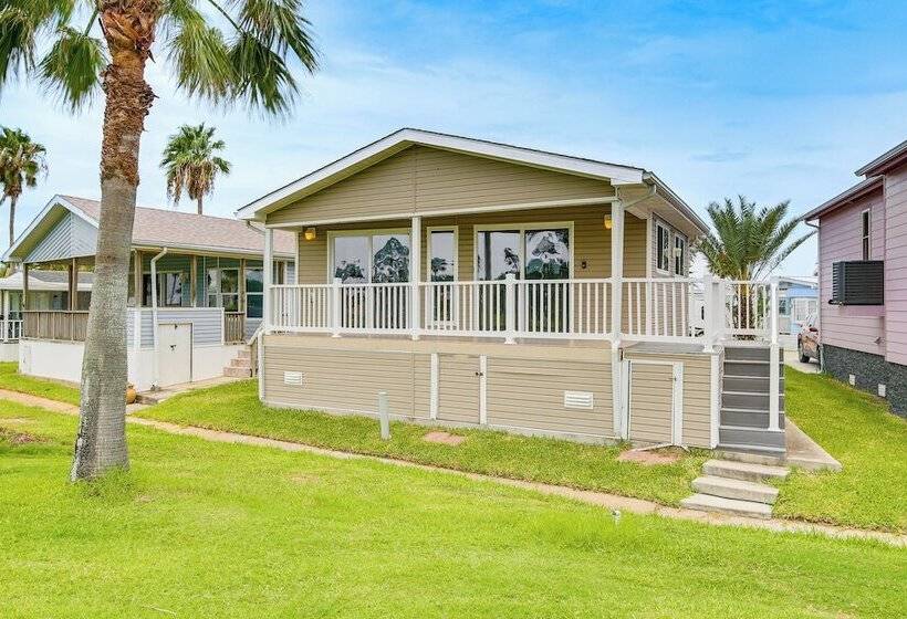 5 Mi To Beaches: Sunny Port Isabel Golf Retreat