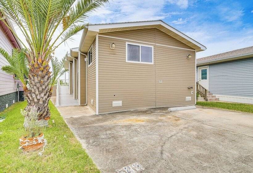 5 Mi To Beaches: Sunny Port Isabel Golf Retreat