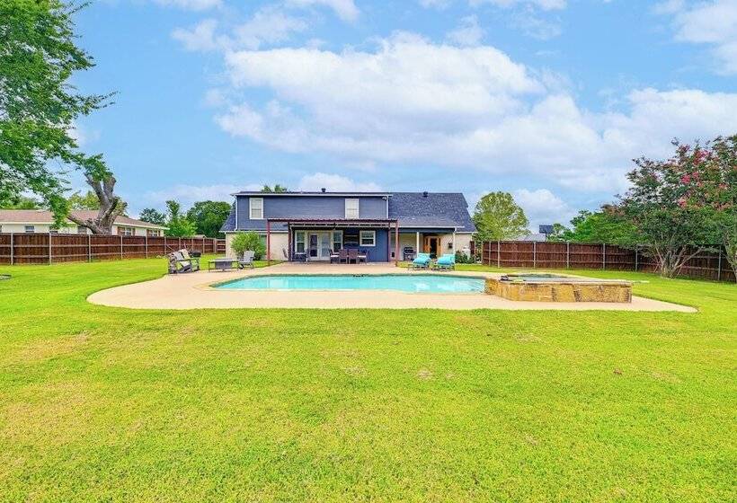 Fire Pit + Sauna: Spacious Lake Texoma Retreat!