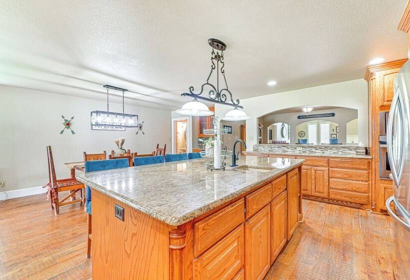 Fire Pit + Sauna: Spacious Lake Texoma Retreat!