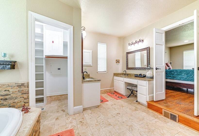 Fire Pit + Sauna: Spacious Lake Texoma Retreat!