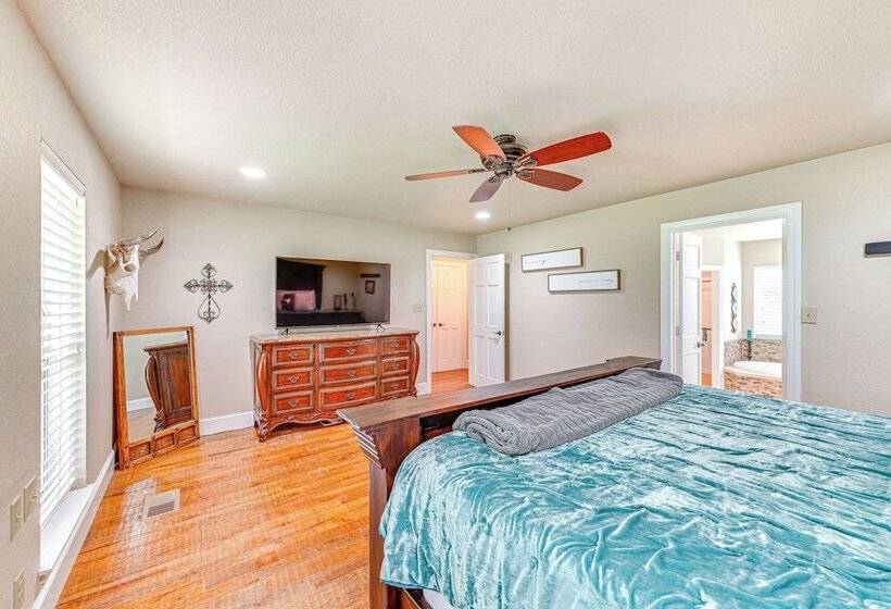 Fire Pit + Sauna: Spacious Lake Texoma Retreat!