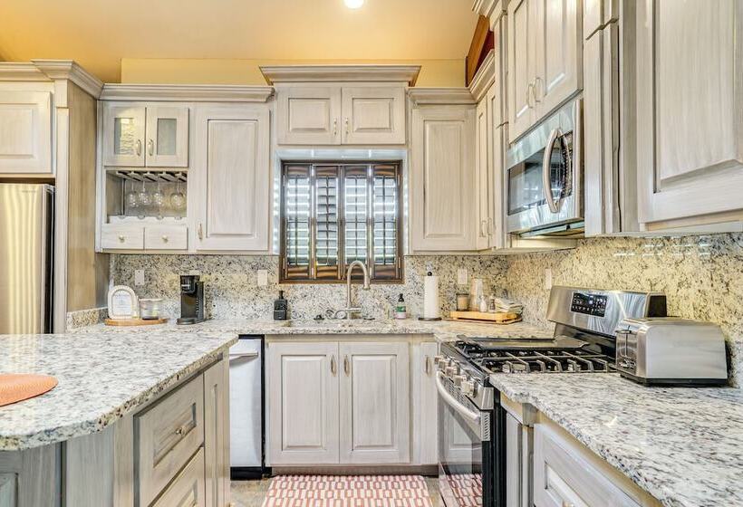 Unique El Paso Home W/ Patio ~ 1 Mi To The Shoppes