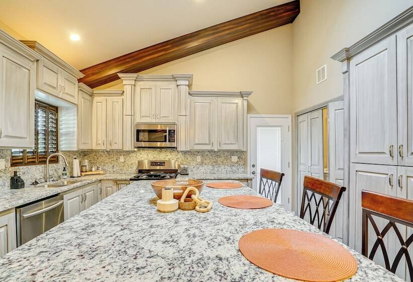 Unique El Paso Home W/ Patio ~ 1 Mi To The Shoppes