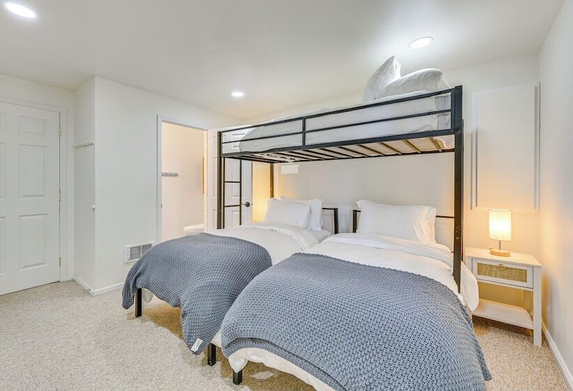 Waterfront Vashon Island Home, Beach Access & View